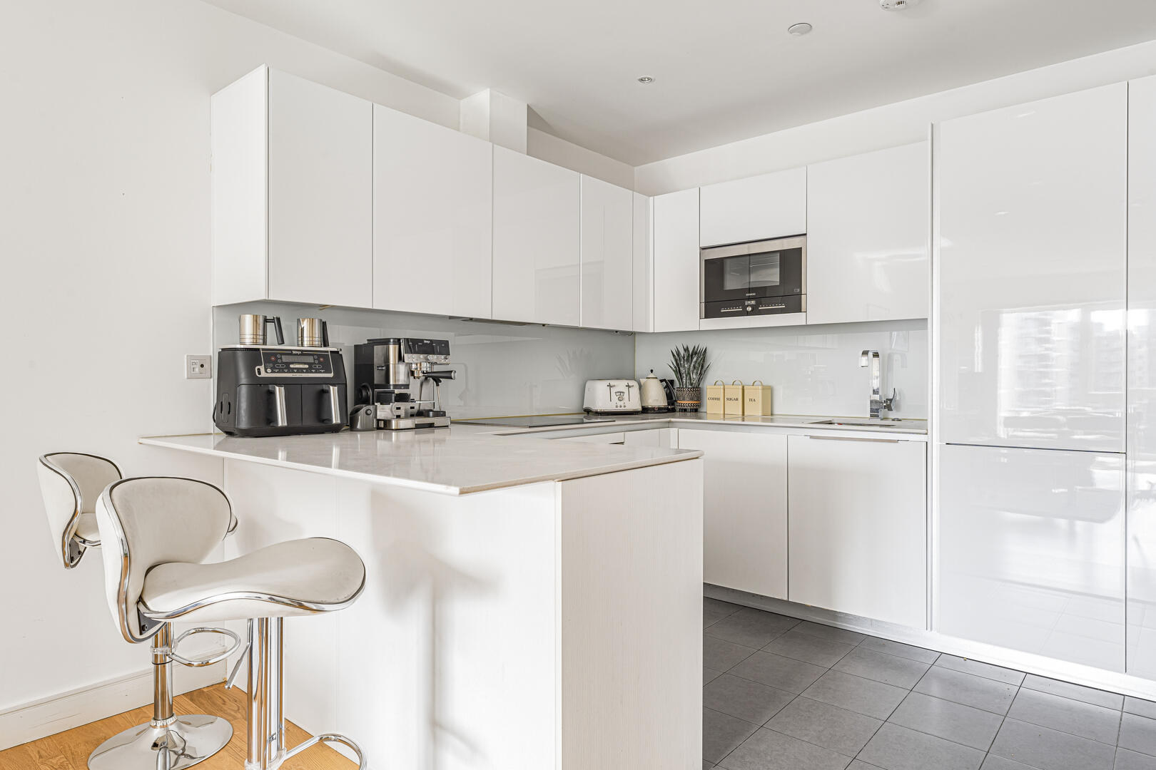 2 bed property in Battersea Reach, London